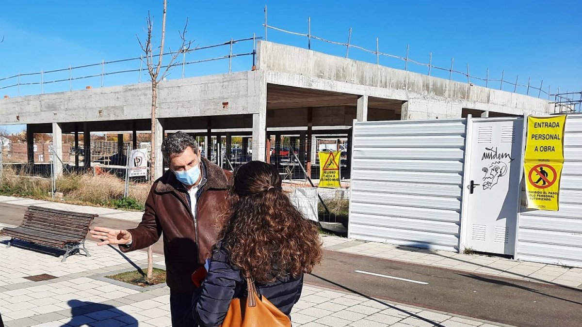 Manuel Escarda frente a los andamios del proyecto de centro sanitario . E,M