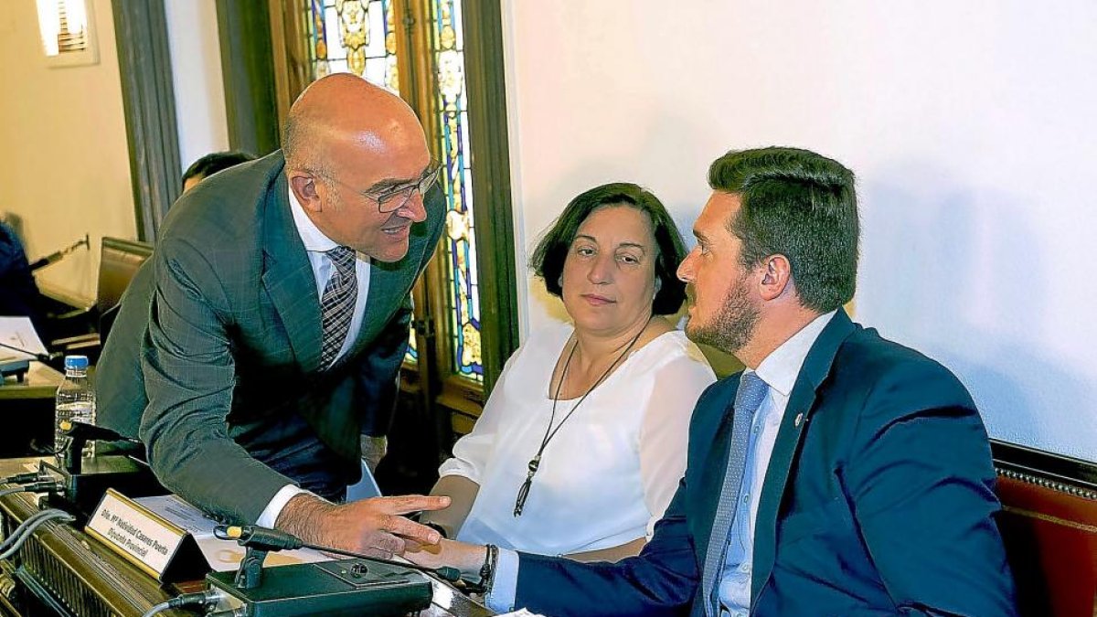 Carnero dialoga ayer con el diputado Alberto Magdaleno durante el Pleno de la Diputación Provincial.-EL MUNDO