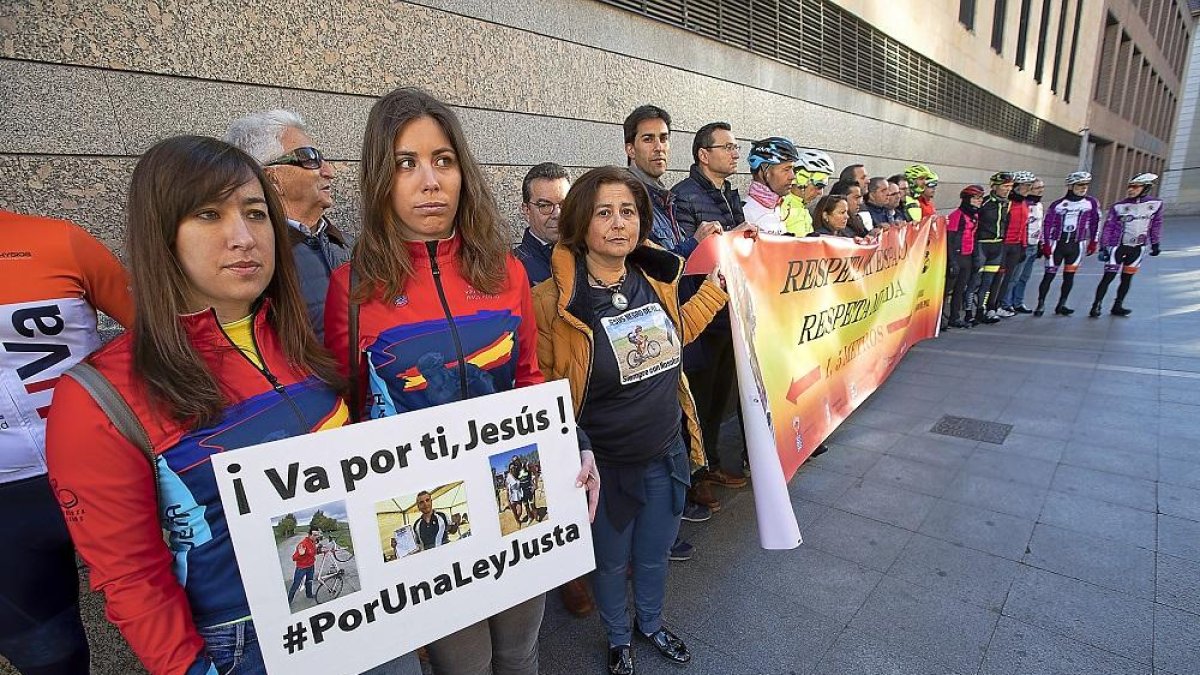 Familiares y compañeros de los ciclistas víctimas del accidente se concentraron para exigir medidas más duras contra la imprudencia al volante.-J.M. LOSTAU