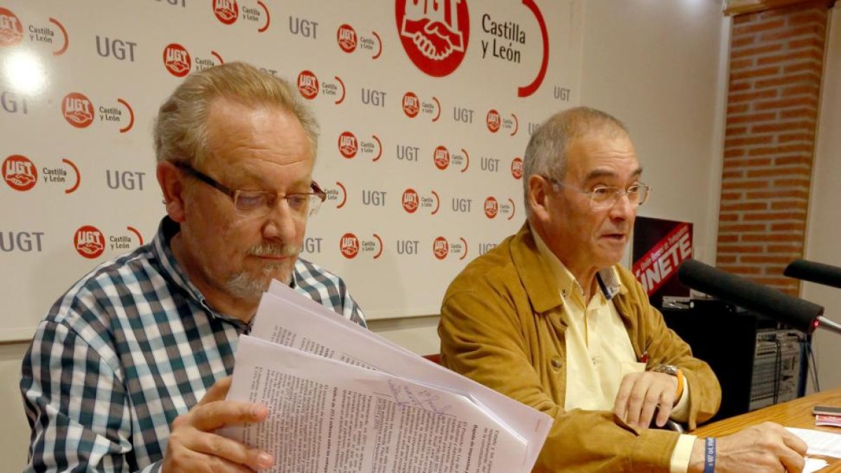 El vicesecretario de UGT Castilla y León, Evelio Angulo (D), valora los presupuestos de la Junta-Rubén Cacho / ICAL
