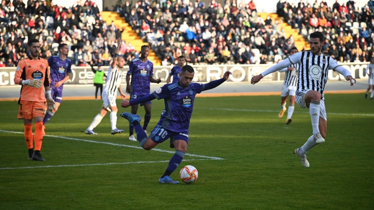 Moha despeja el esférico en el duelo ante el Badajoz. / RV