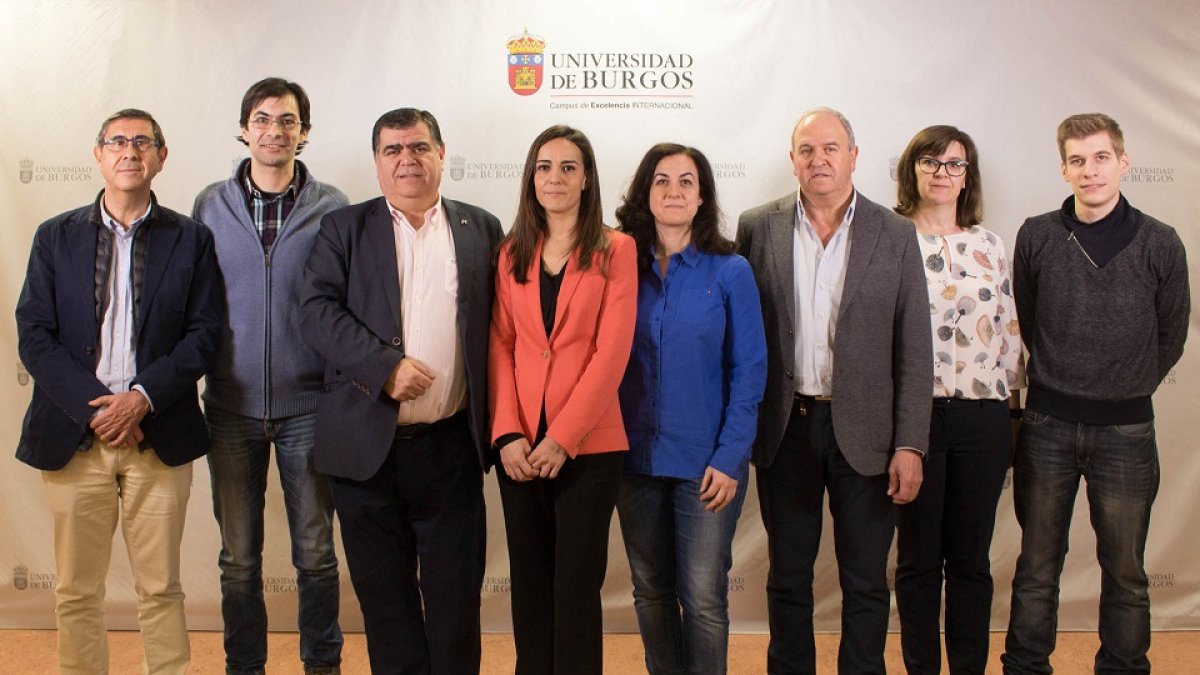 Juan Manuel Manso, tercero por la izquierda, junto al resto del grupo SUCONS de la Universidad de Burgos. ECB
