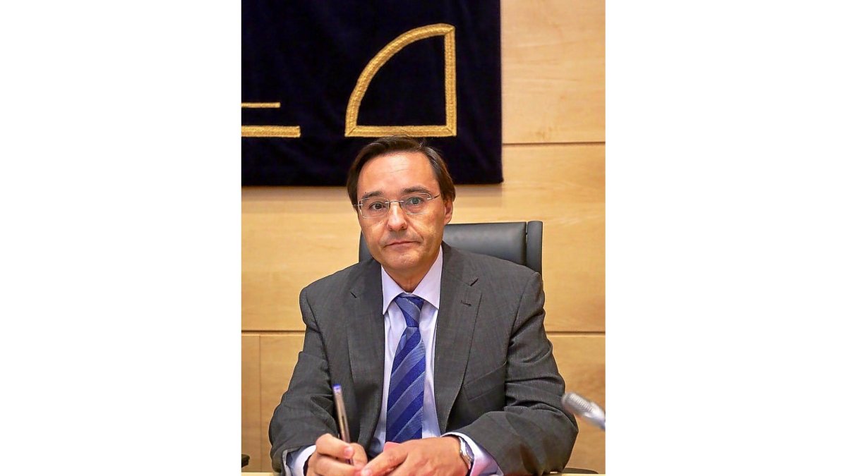 Alfonso Pérez Quintana, ayer en la comisión sobre las cajas.-ICAL