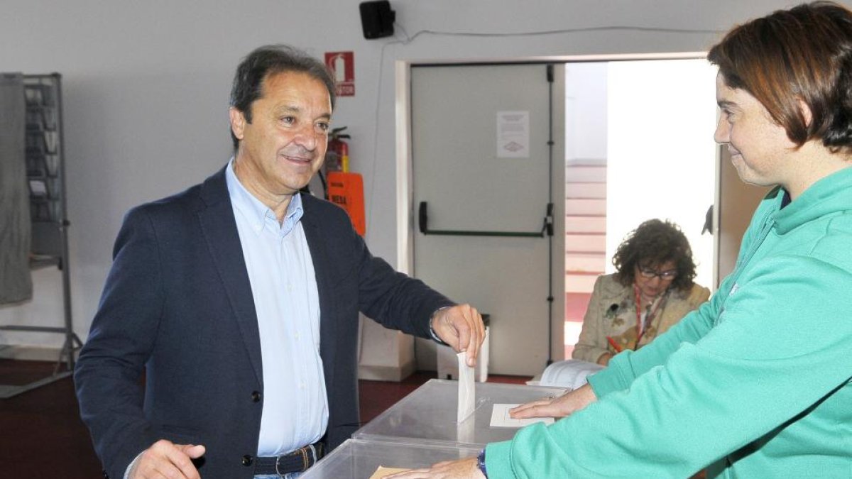 El diputado por Segovia y secretario general del PSOE, Juan Luis Gordo, vota por las generales-ICAL