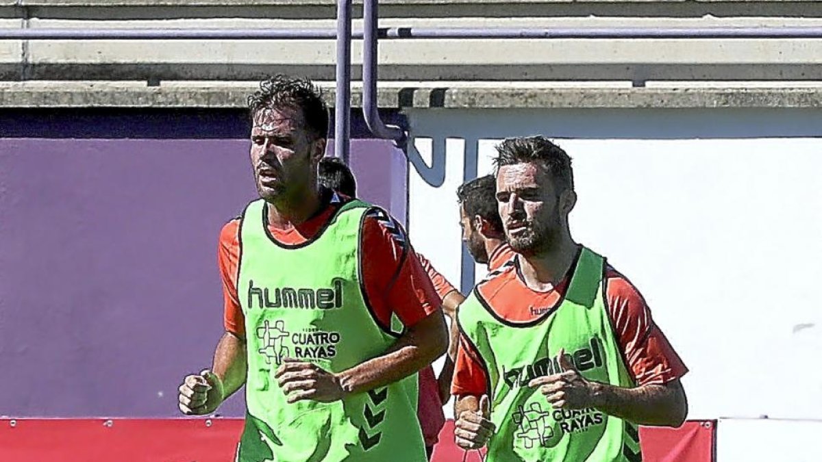 Ortuño (I) durante uno de los pocos entrenamientos que ha completado en Valladolid.-BALCAZA