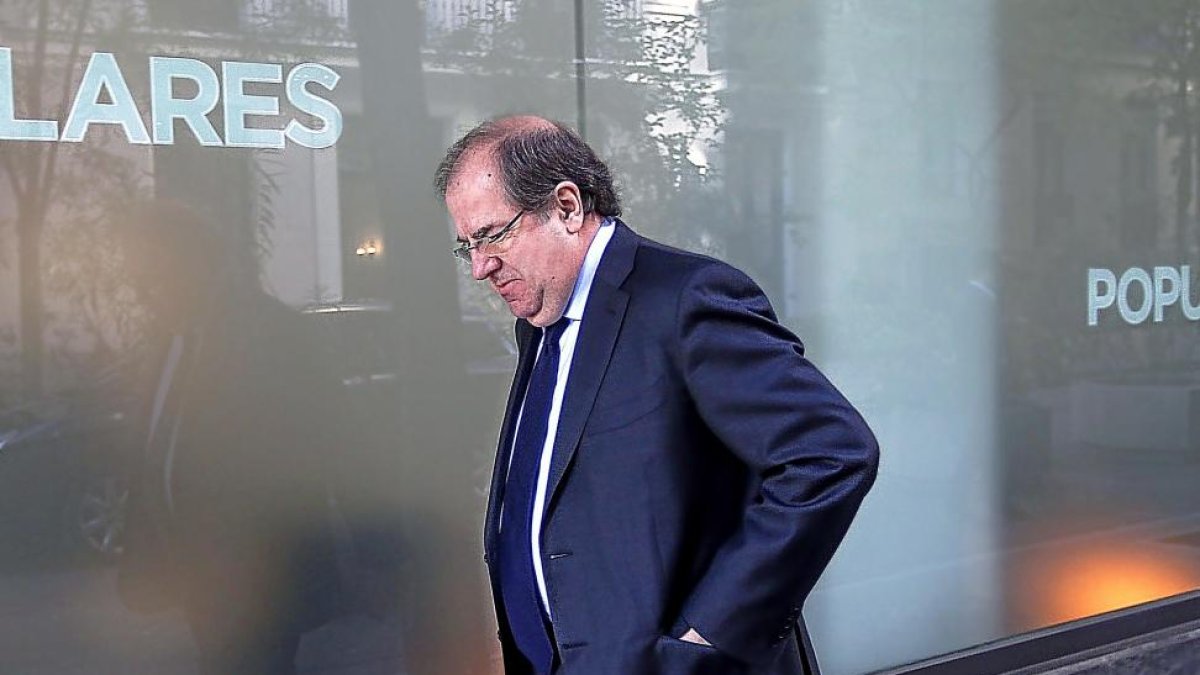 Juan Vicente Herrera camina frente a la sede del PP de Madrid.-JUAN LÁZARO