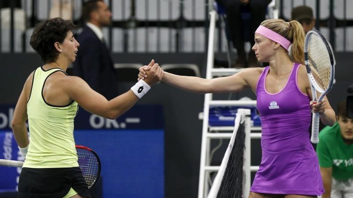 a italiana Camila Giorgi (d) saluda a su rival española Carla Suárez tras imponerse en su partido de la segunda ronda del torneo de Biel.-EFE