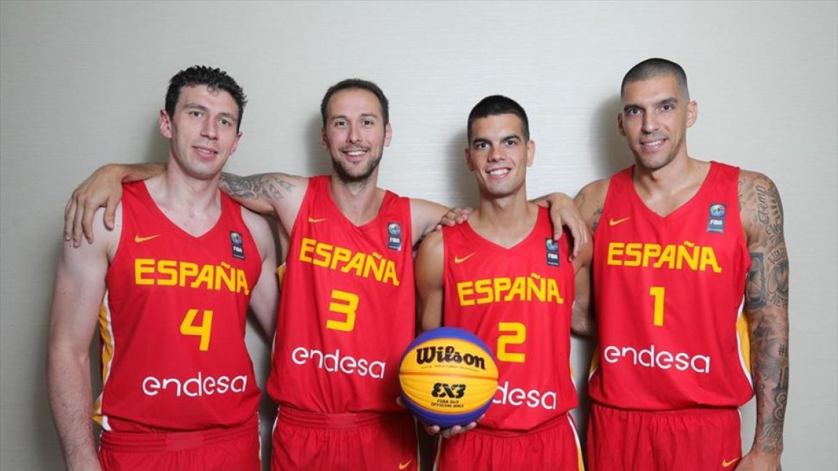 Sergio de la Fuente, Serrtgi Pino, Alex Llorca y Nacho Martín, con la camiseta de la selección española 3x3.-FEB