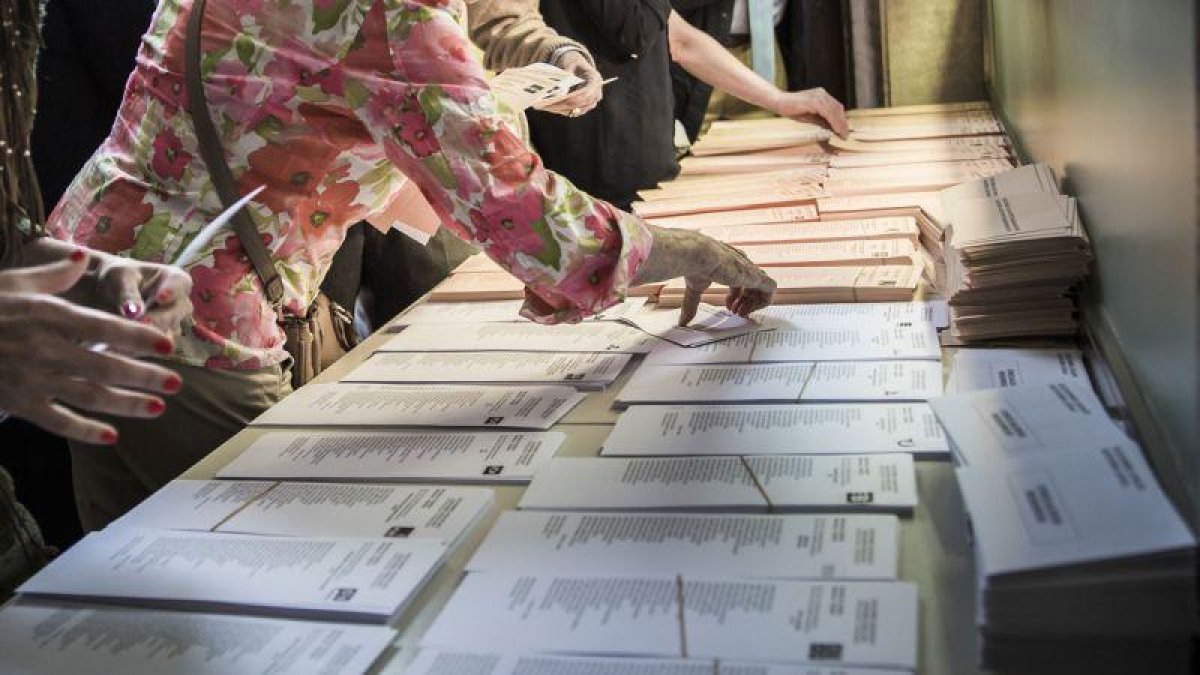 Papeletas en unas elecciones.-MIGUEL LORENZO