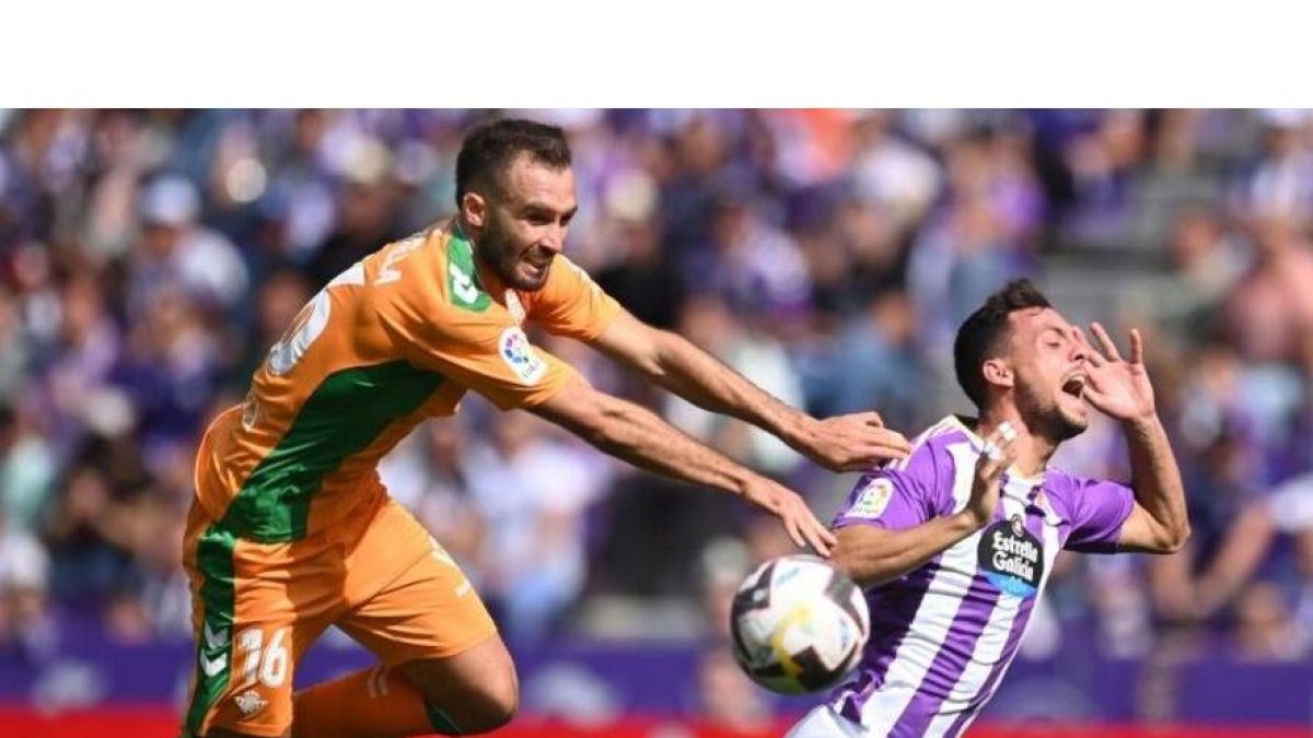 Pezzella derriba a Plano.  / LALIGA