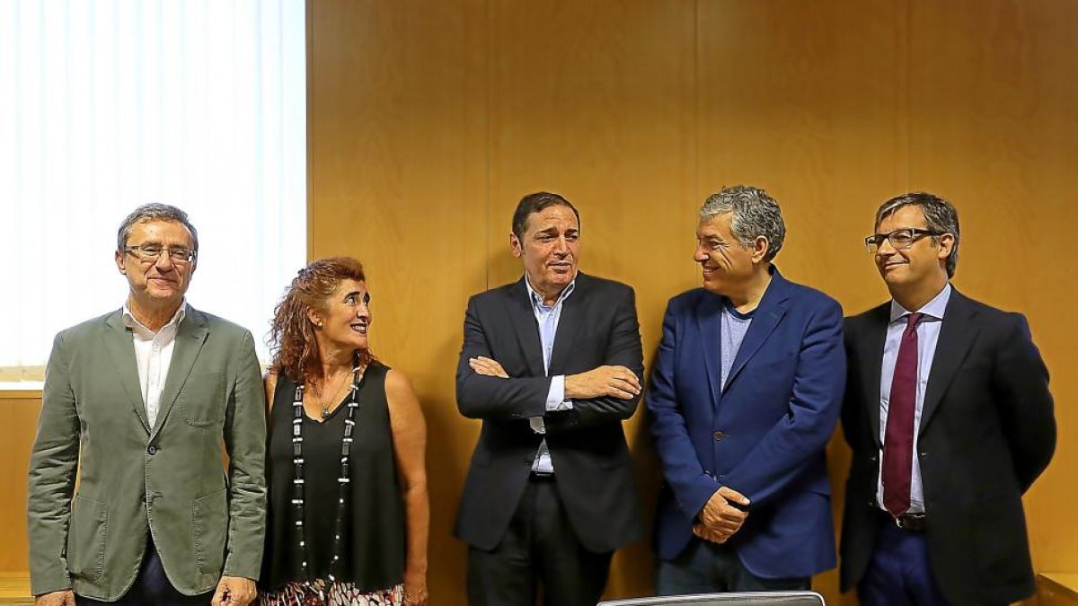 El médico de Familia de Peñafiel José Luis Almudí, la enfermera de Soria Francisca Chico, el consejero Antonio Sáez, el psiquiátra de Zamora Manuel Franco Martín y el cardiólogo de Salamanca Pedro Luis Sánchez.-ICAL