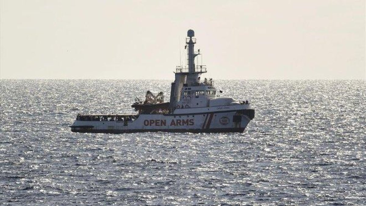 El barco ’Open Arms’ fondeado frente a las costas de Lampedusa, este lunes.-SALVATORE CAVALLI (AP)