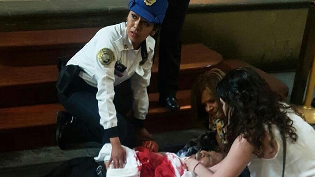 Dos mujeres y una oficial de la policía de Ciudad de México, intentan ayudar a un sacerdote fue apuñalado esta madrugada-EFE