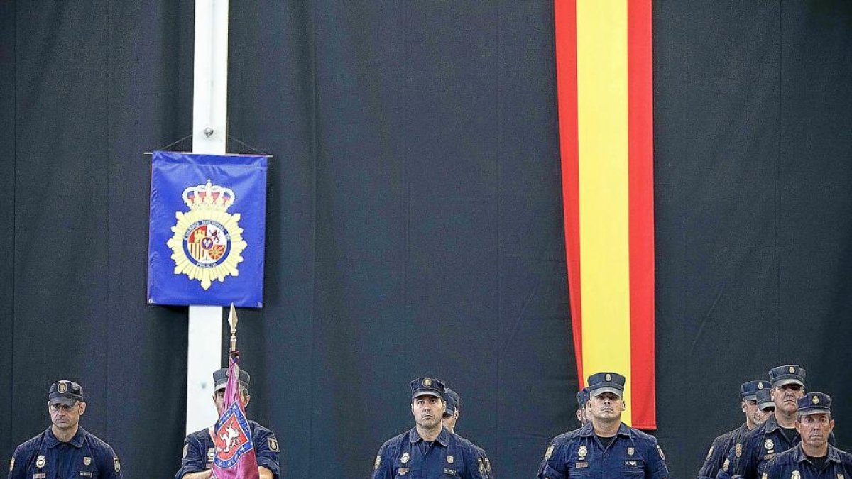Agentes de la Unidad de Intervención Policial formados en el acto .  -ICAL
