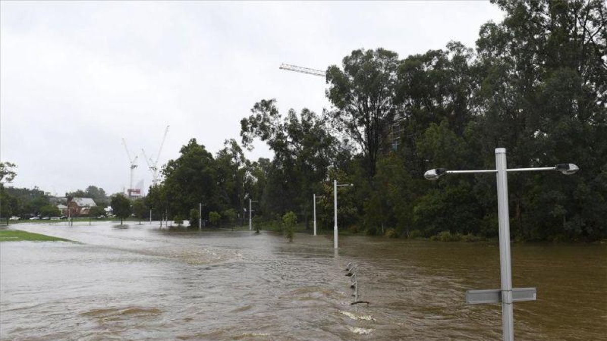 Una calle anegada por el agua tras las inundaciones provocadas por las fuertes lluvias caídas tras el paso del ciclón