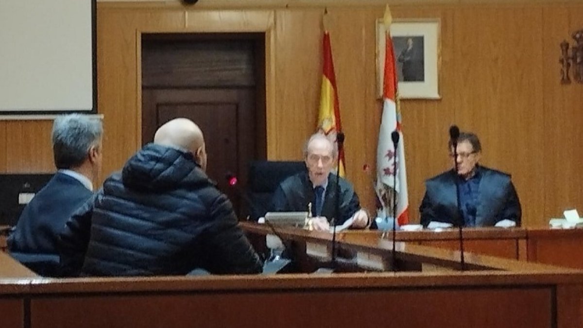 El empresario condenado, de espaldas junto a su abogado, durante la vista de conformidad celebrada este lunes en la Audiencia de Valladolid. -EP