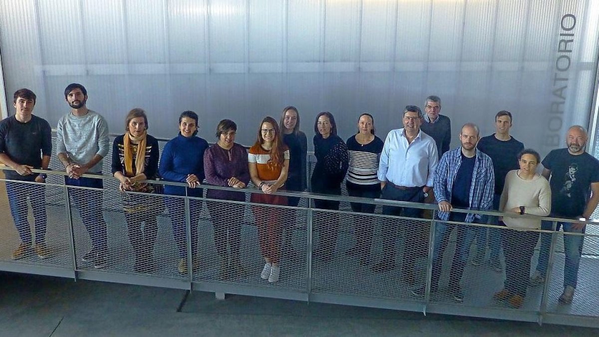 Foto de familia del equipo que trabaja en el proyecto en las instalaciones de la Universidad de Salamanca.-EL MUNDO