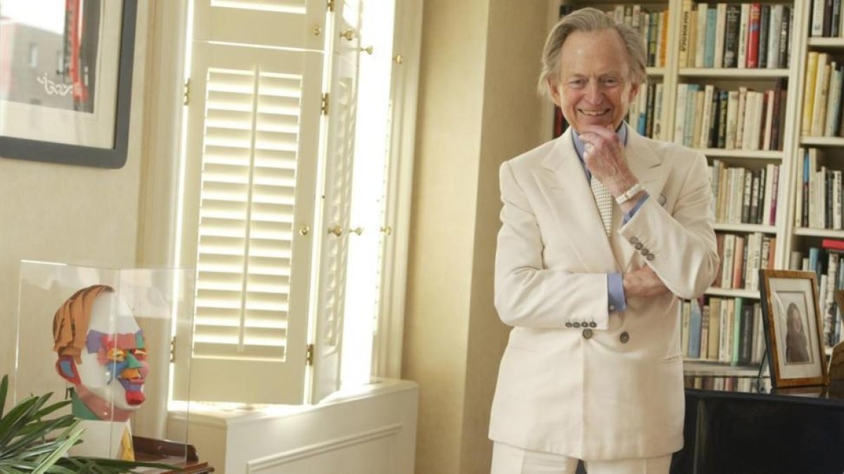 Tom Wolfe, con su habitual traje blanco.-/ DIANE BONDAREFF