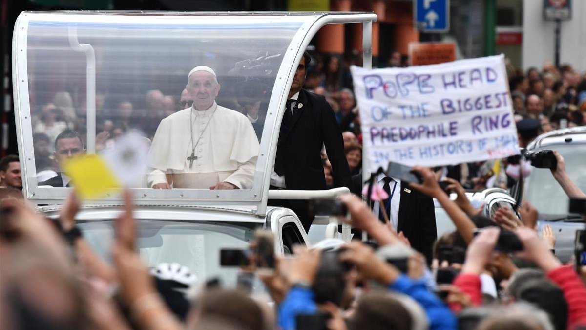 Paseo del Papa Francisco por las calles de Dublín en su papamóvil.-BEN STANSALL / AFP