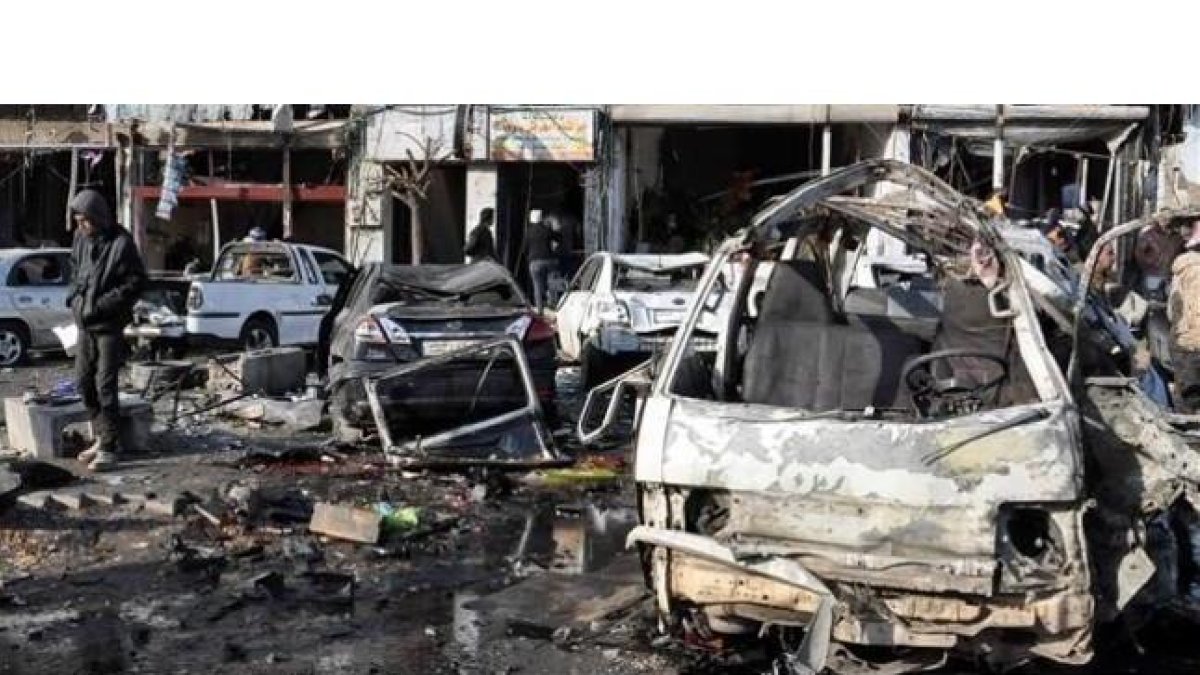 Imagen facilitada por la agencia oficial de noticias siria SANA en que se ve el lugar de las explosiones han causado 24 muertos en Homs.-SANA