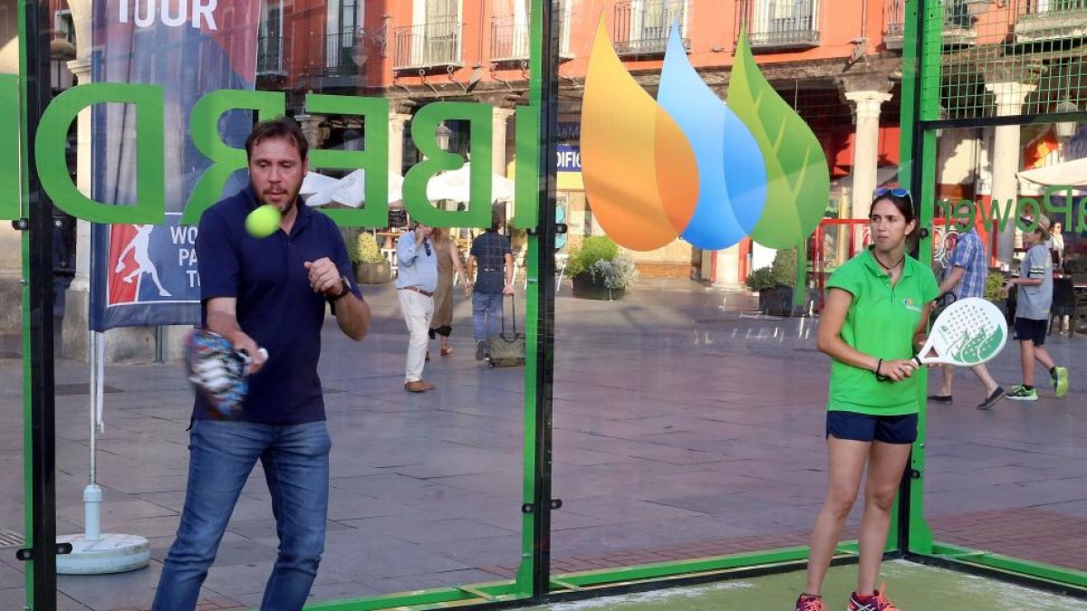 El alcalde de Valladolid, Óscar Puente, juega al padel en la pista que Iberdrola ha instalado en la Plaza Mayor de Valladolid con motivo del World Padel Tour-ICAL