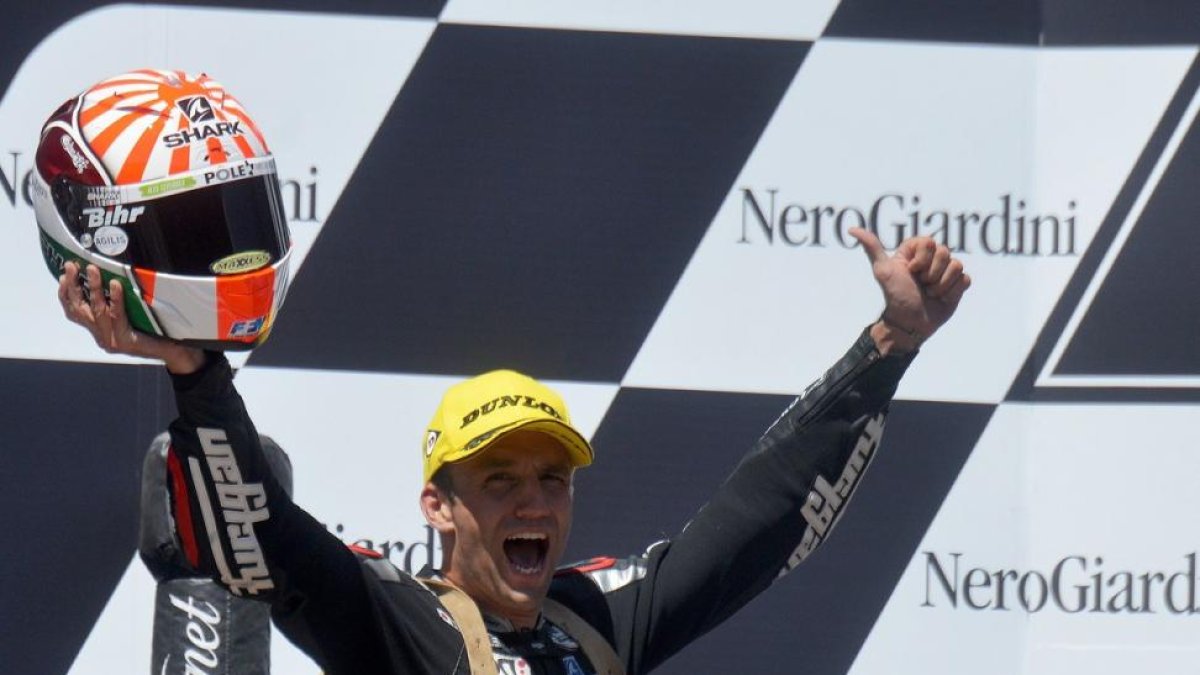 Johann Zarco celebra en el podio de Spielberg su victoria en el GP de Austria en Moto2.-AFP / MICHAL CIZEK