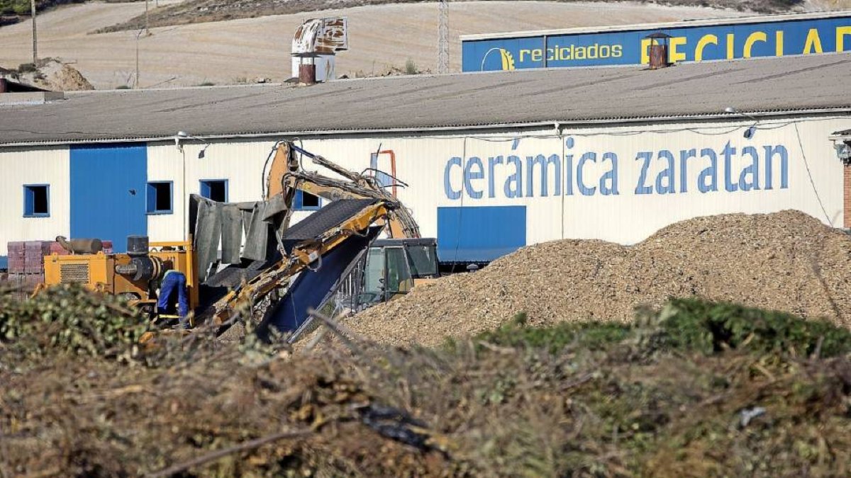 Una excavadora trabajando en las instalaciones de Cerámicas Zaratán del Polígono San Cristóbal.-Alberto Mingueza
