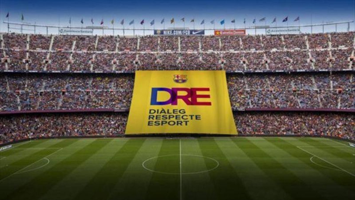 Diàleg, respecte i esport. La inscripción en el tifo desplegado en el Camp Nou en partido de Champions contra el Olympiacos.-EL PERIÓDICO