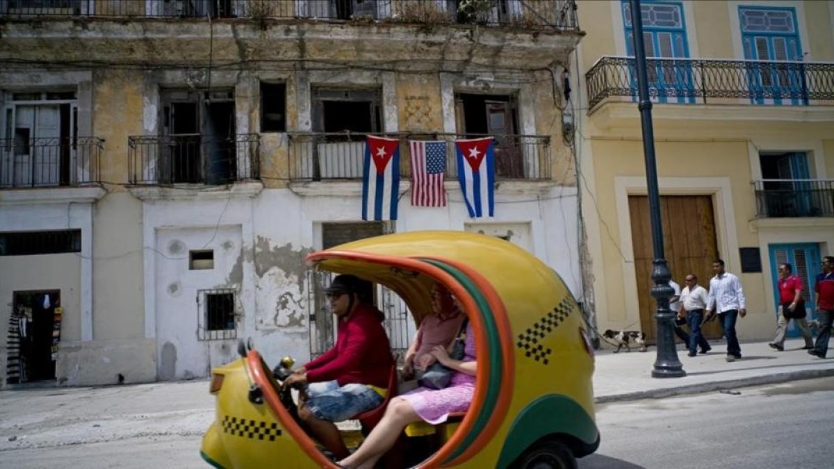 Una típica moto-taxi cubana por las calles de La Habana.-AP / RAMON ESPINOSA