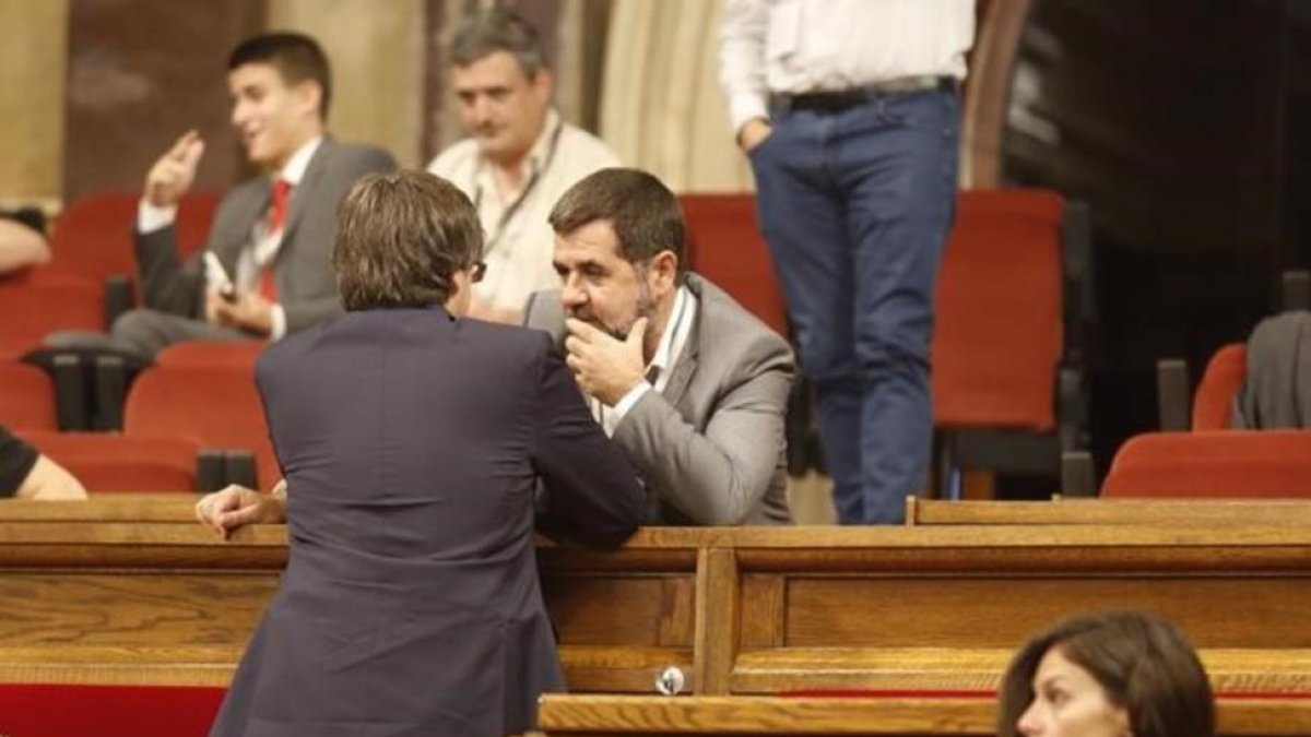 El 'president' Carles Puigdemont junto a Jordi Sànchez (ANC).-JULIO CARBO