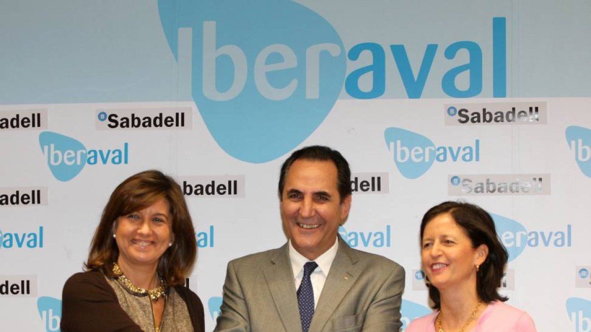 La viceconsejera de Política Económica, Empresa y Empleo, Begoña Hernández, asiste a la firma del convenio entre el presidente de Iberaval, José Rolando Álvarez, y la directora Terriotorial Centro de Banco de Sabadell, Blanca Montero (D), para la financia-Ical