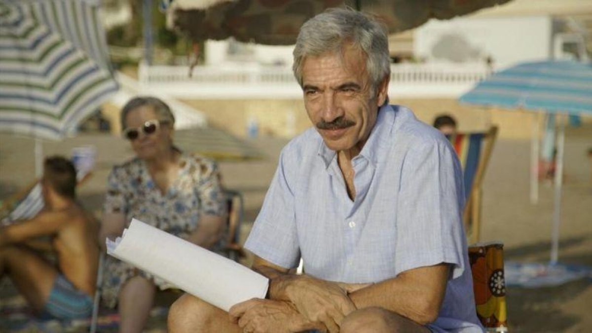 Imanol Arias, durante el rodaje de 'Cuéntame...', en Benidorm.-EL PERIÓDICO