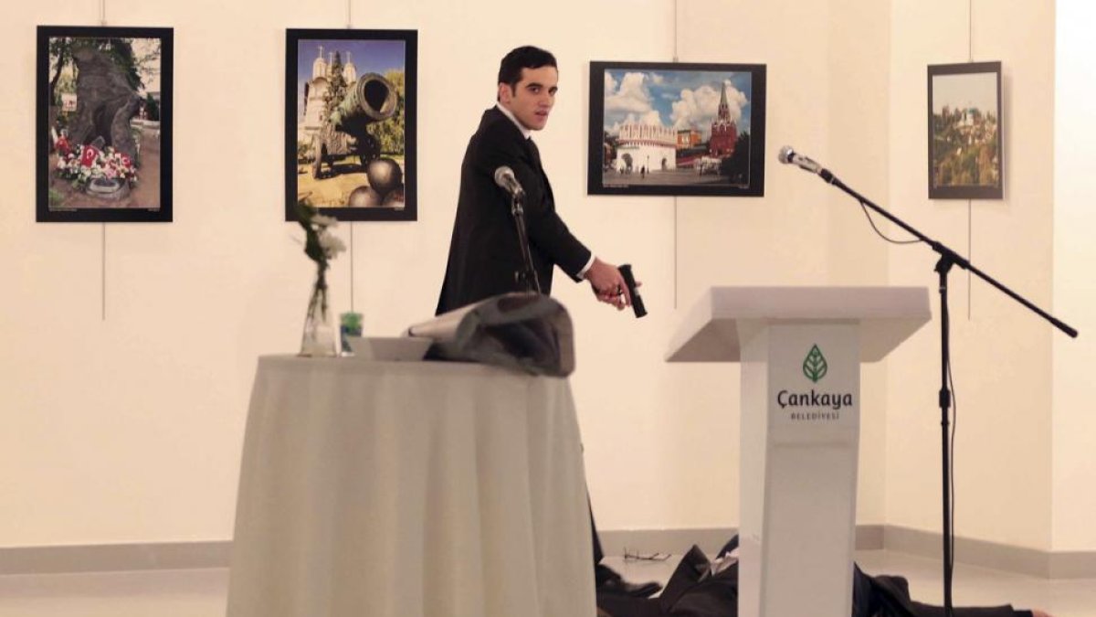 Foto tomada por Burhan Ozbilici, segundos después del asesinato del embajador ruso en Turquía.-Burhan Ozbilici / AP