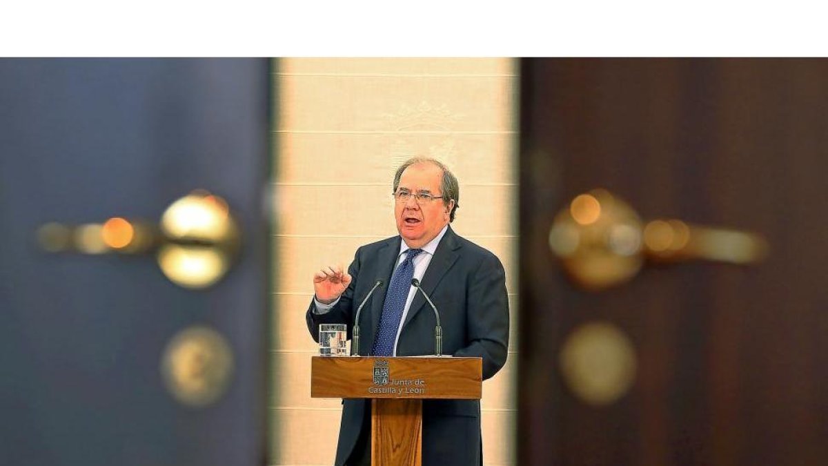 El presidente de la Junta, Juan Vicente Herrera, durante su intervención ayer en la presentación de los presupuestos.-ICAL