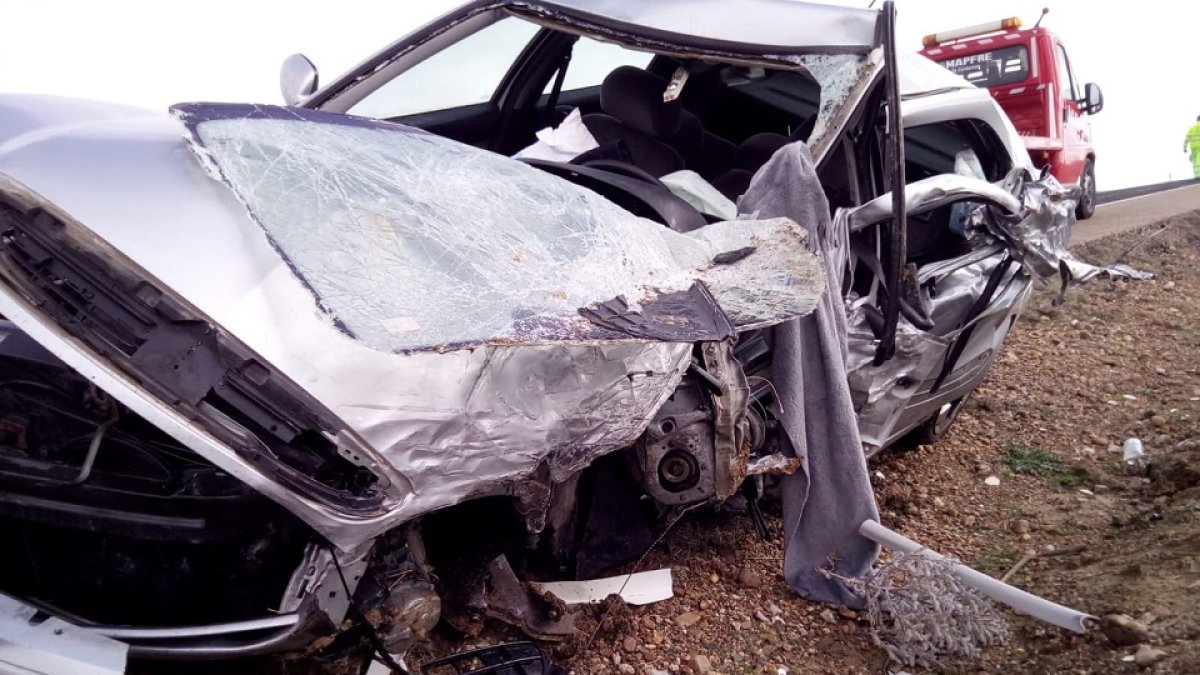 Uno de los vehículos destrozados tras el impacto. EM