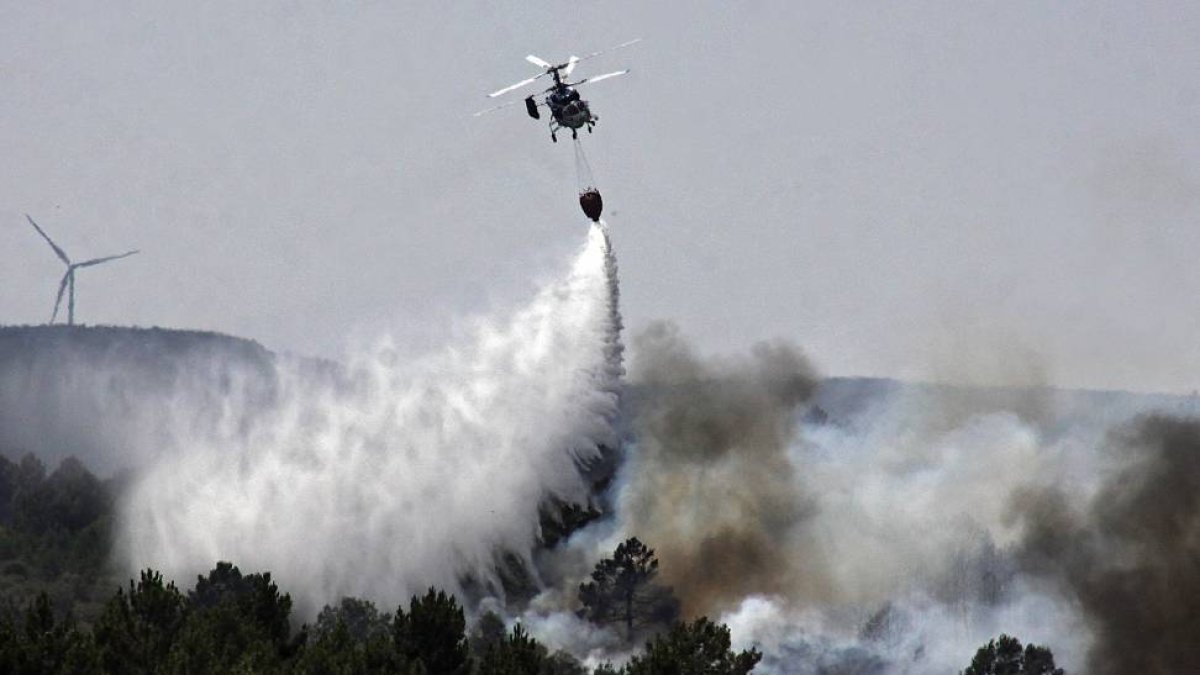 Un helicóptero arroja agua sobre el incendio en la cercanías de Palaciosmil (León)-Ical