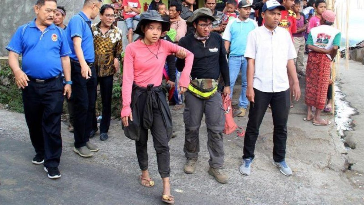 Excursionistas descendiendo del monte Rinjani después de que un terremoto golpeara la isla de indonesia de Lombok el día anterior.-PIKONG (AFP)