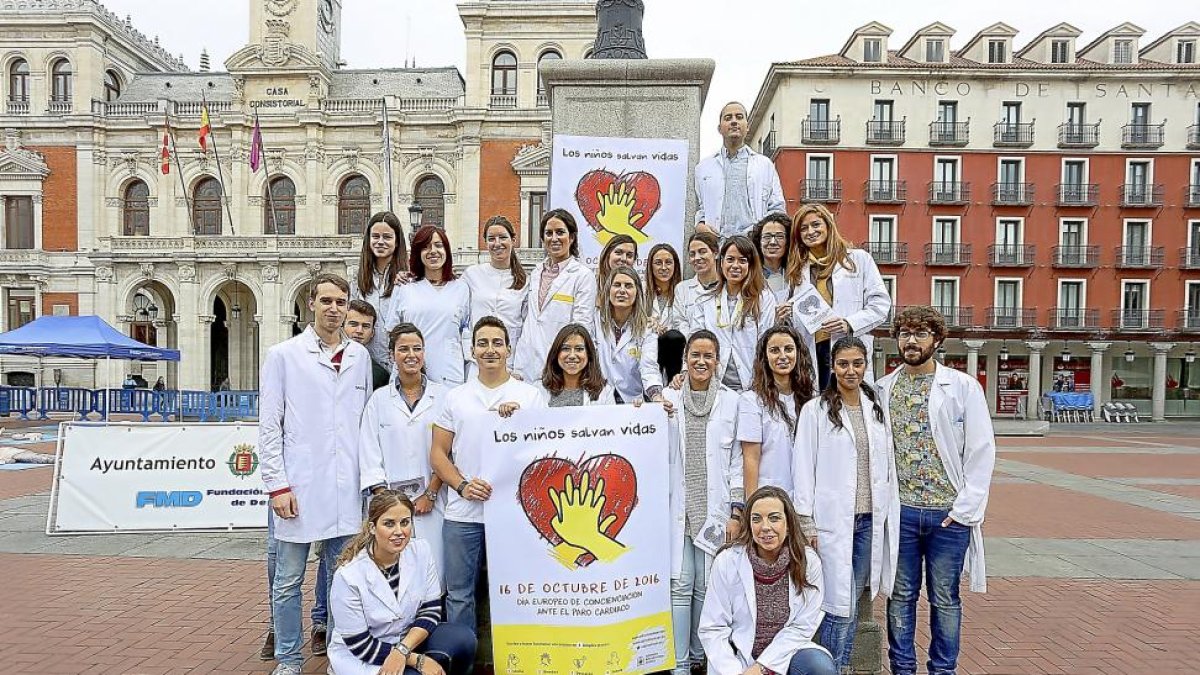 Los médicos que participaron en el acto con motivo del Día Europeo de concienciación ante el paro cardíaco.-ICAL