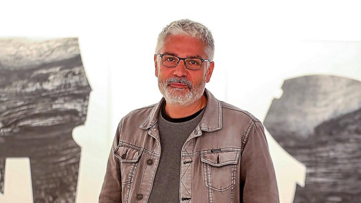 Enrique Oramas junto a una de sus obras.-E.M.