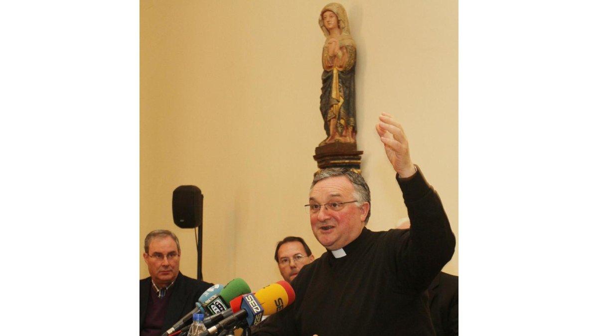 Comparecencia del administrador Diocesano, Antonio Gómez Cantero, junto a algunos miembros del Colegio de Consultores de la Diócesis, comunica el nombramiento del vicario general del Santander, Manuel Herrero, como nuevo obispo de Palencia.-ICAL