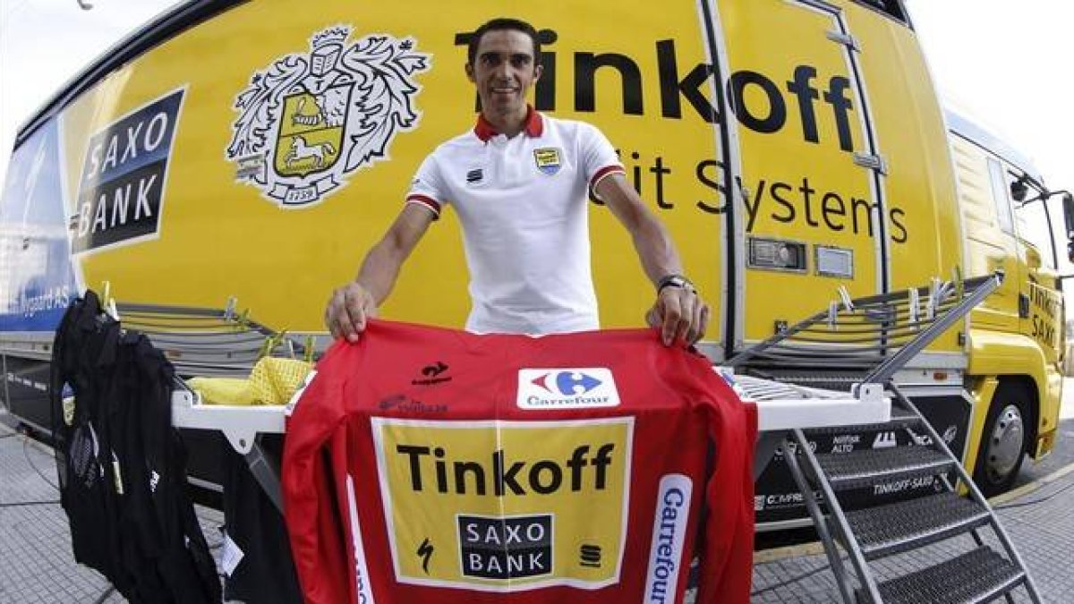 Alberto Contador posa con el maillot rojo de líder de la Vuelta a España en la jornada de descanso.-