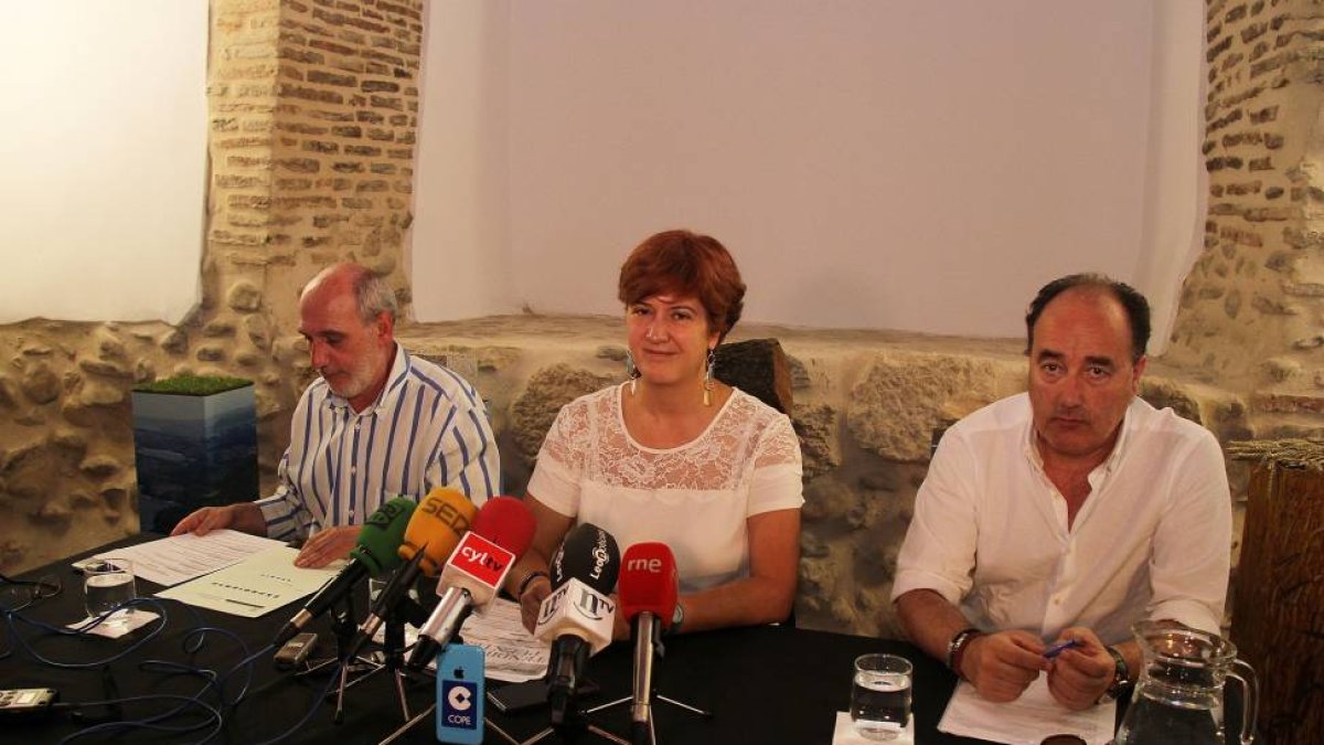 La concejala de Cultura, Patrimonio y Turismo del Ayuntamiento de León, Margarita Torres (C), presenta en el Palacio del Conde Luna las Jornadas Europeas de la Cultura Judía-Ical