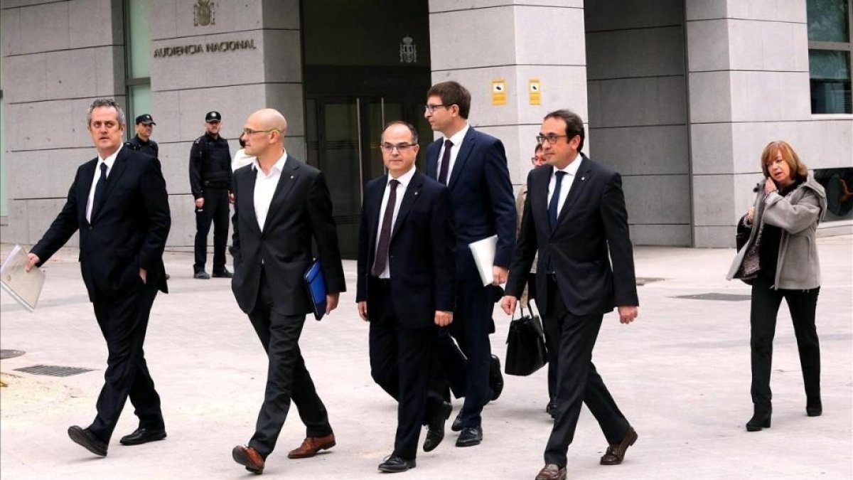 Los exconsellers de la Generalitat de Catalunya Joaquim Forn, Raul Romeva , Jordi Turull , Carles Mundí , Josep Rull, Dolors Bassa y Meritxell Borras a su llegada a la Audiencia Nacional, la semana pasada.-/ JUAN MANUEL PRATS