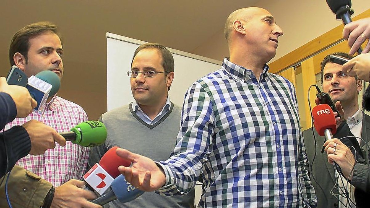 Tino Rodríguez (izquierda) observa a José Antonio Díez (derecha), en una visita de César Luena (centro) a León.-ICAL