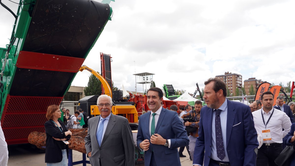 El consejero de Medio Ambiente, Vivienda y Ordenación del Territorio, Juan Carlos Suárez-Quiñones, y el alcalde de Valladolid, Óscar Puente, participan en el acto de inauguración oficial de la Feria Expobiomasa 2023. ICAL