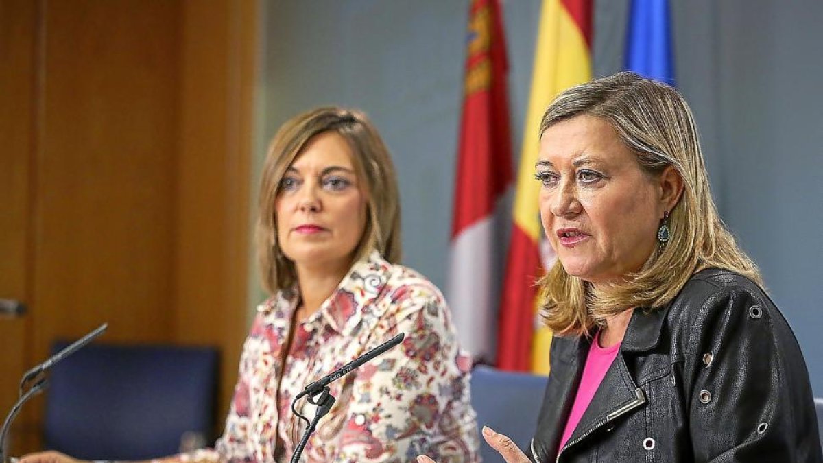 Pilar del Olmo interviene ayer durante la rueda de prensa posterior al Consejo de Gobierno junto a Milagros Marcos.-ICAL