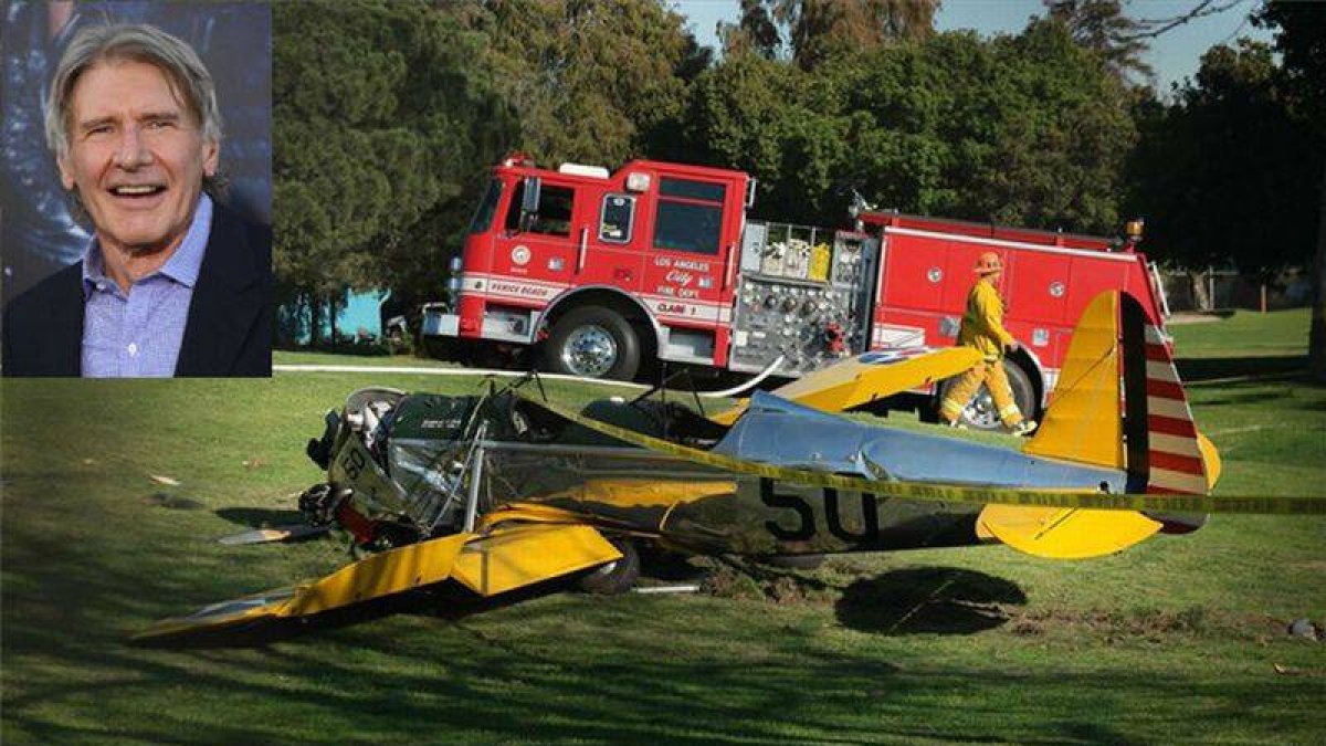 Estado en el que ha quedado la avioneta que pilotaba el actor Harrison Ford (arriba).-Foto: JONATHAN ALCORN / JORDAN STRAUSS / AFP / AP