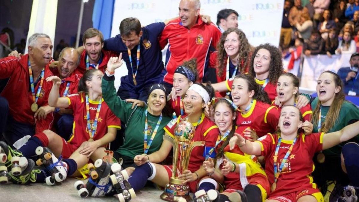 Las chicas de la selección de hockey sobre patines celebran el título mundial conquistado en Chile.-