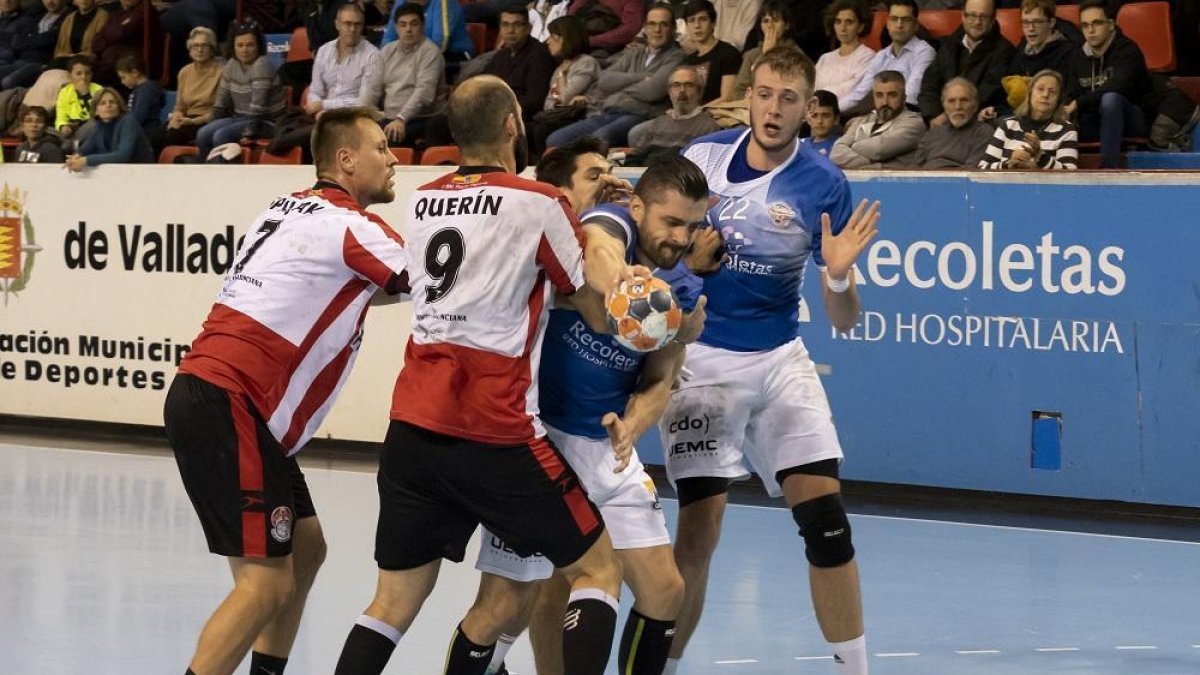 Erre que erre. Roberto Pérez tira de raza y penetra entre líneas ayer ante las miradas de Spiljak, Leonardo Querin y su compañero Robin Dourte.-PABLO REQUEJO / PHOTOGENIC