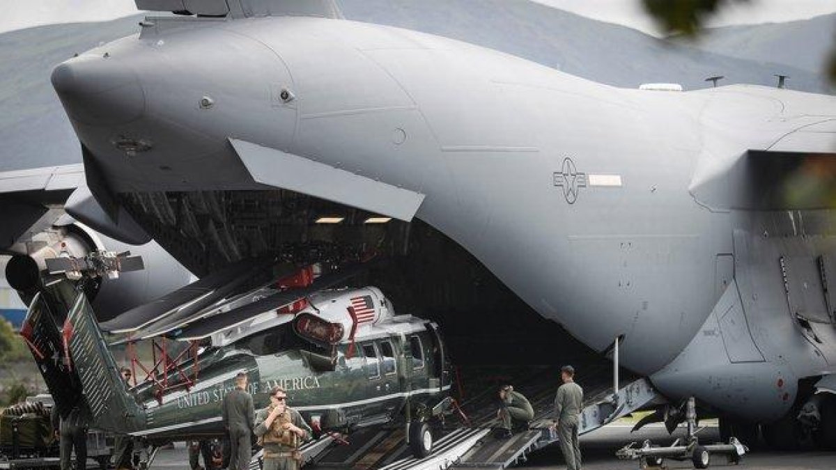 El avión de la fuerza aérea estadounidense que transporta el helicóptero de Trump.-EFE / JAVIER ETXEZARRETA